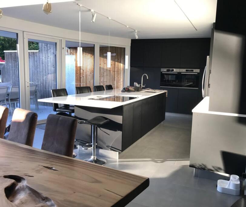 Maison moderne avec sauna et bain nordique