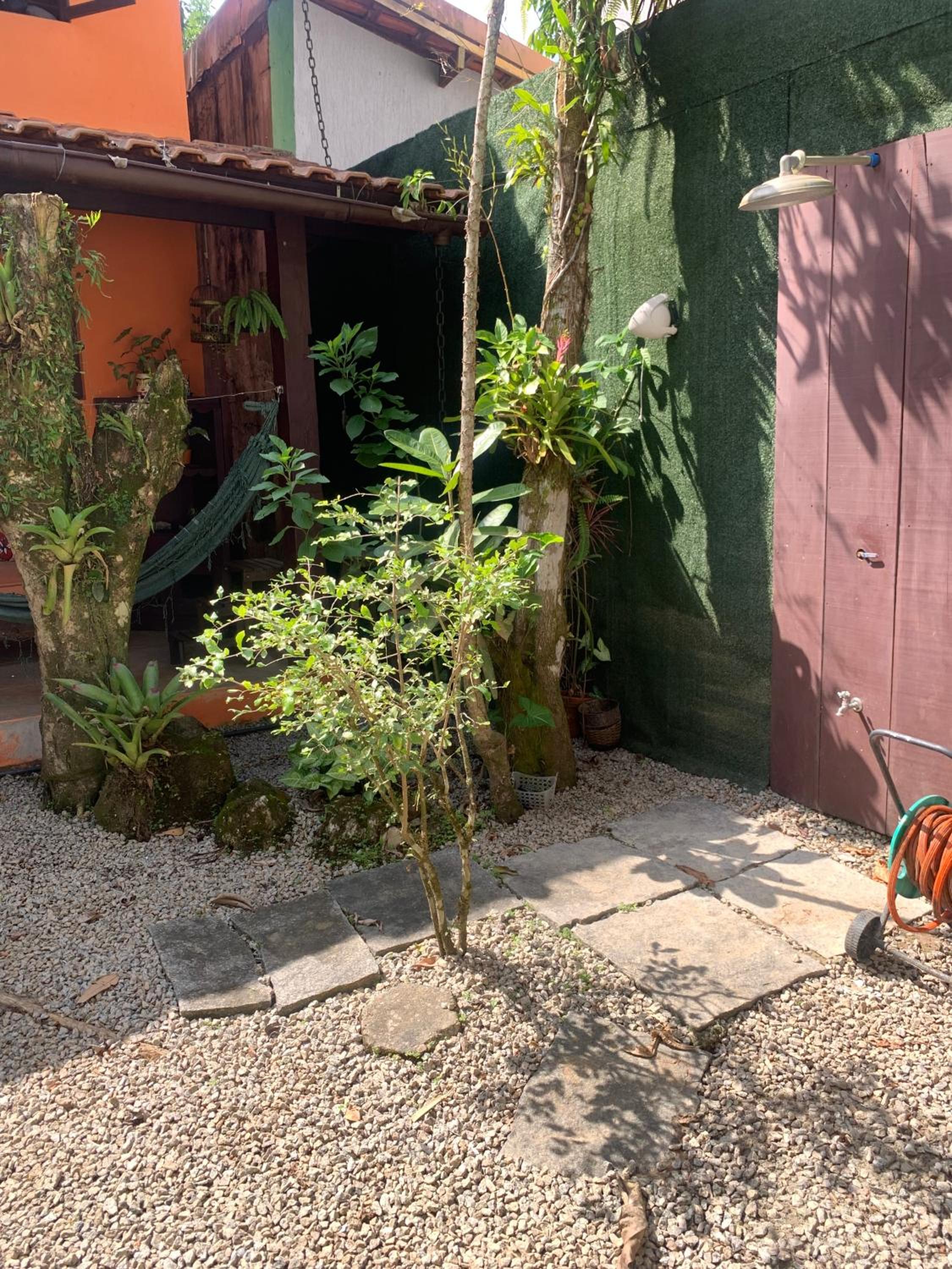 Casa charmosa em Camburi, perto da praia, com garagem-São Sebastião