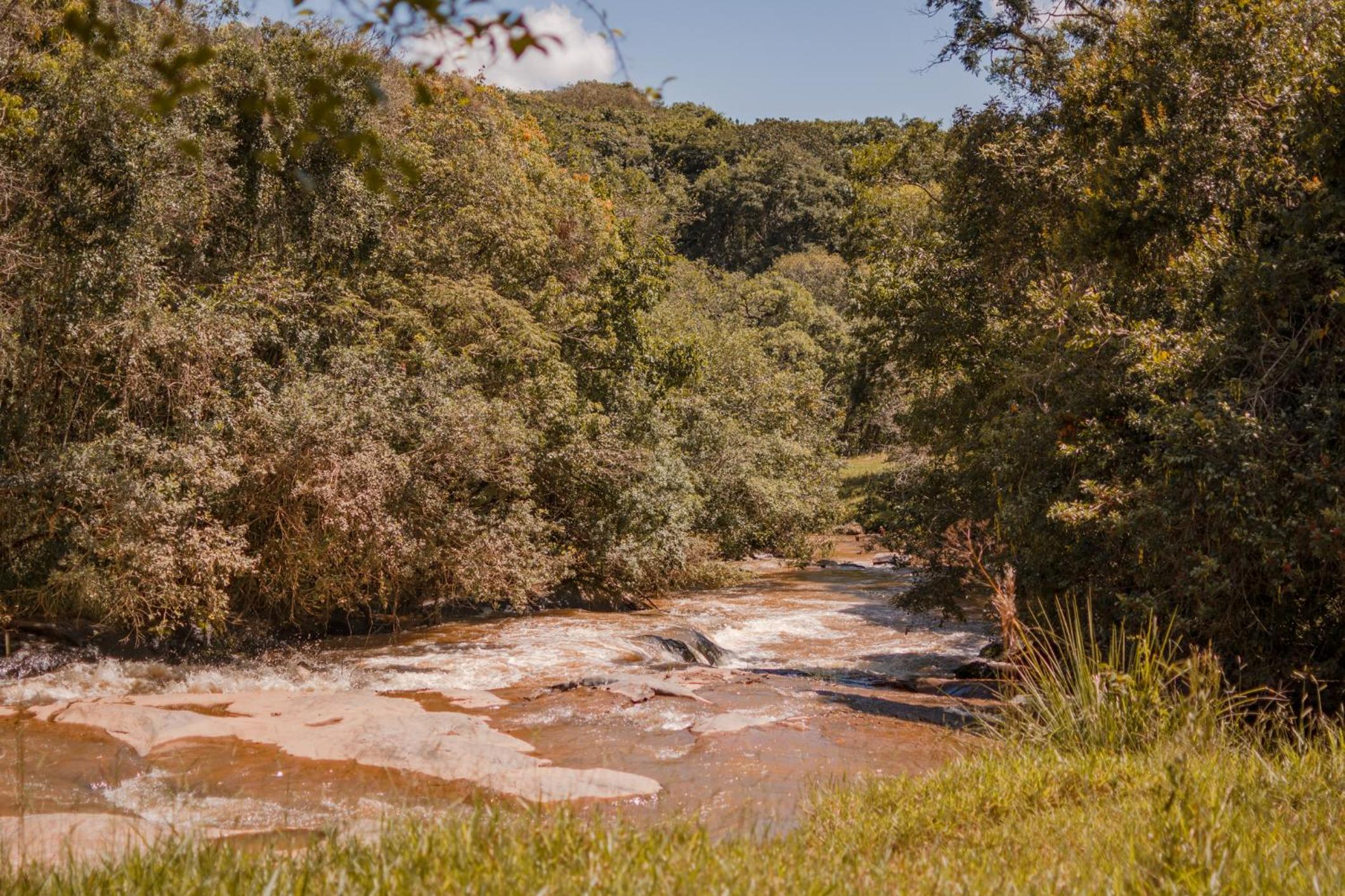 Casa em Bueno Brandão(MG) com Cachoeira Particular