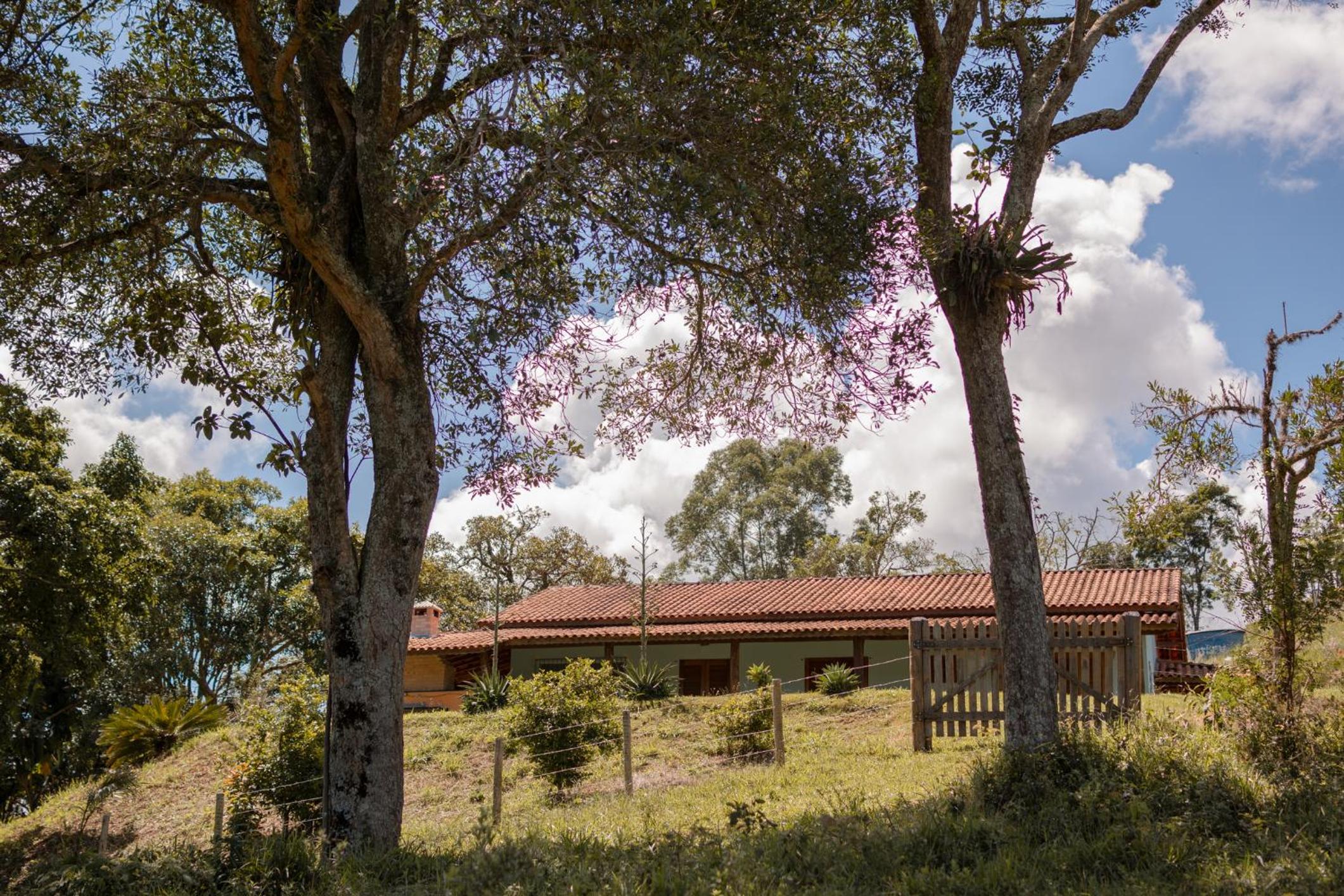 Casa em Bueno Brandão(MG) com Cachoeira Particular
