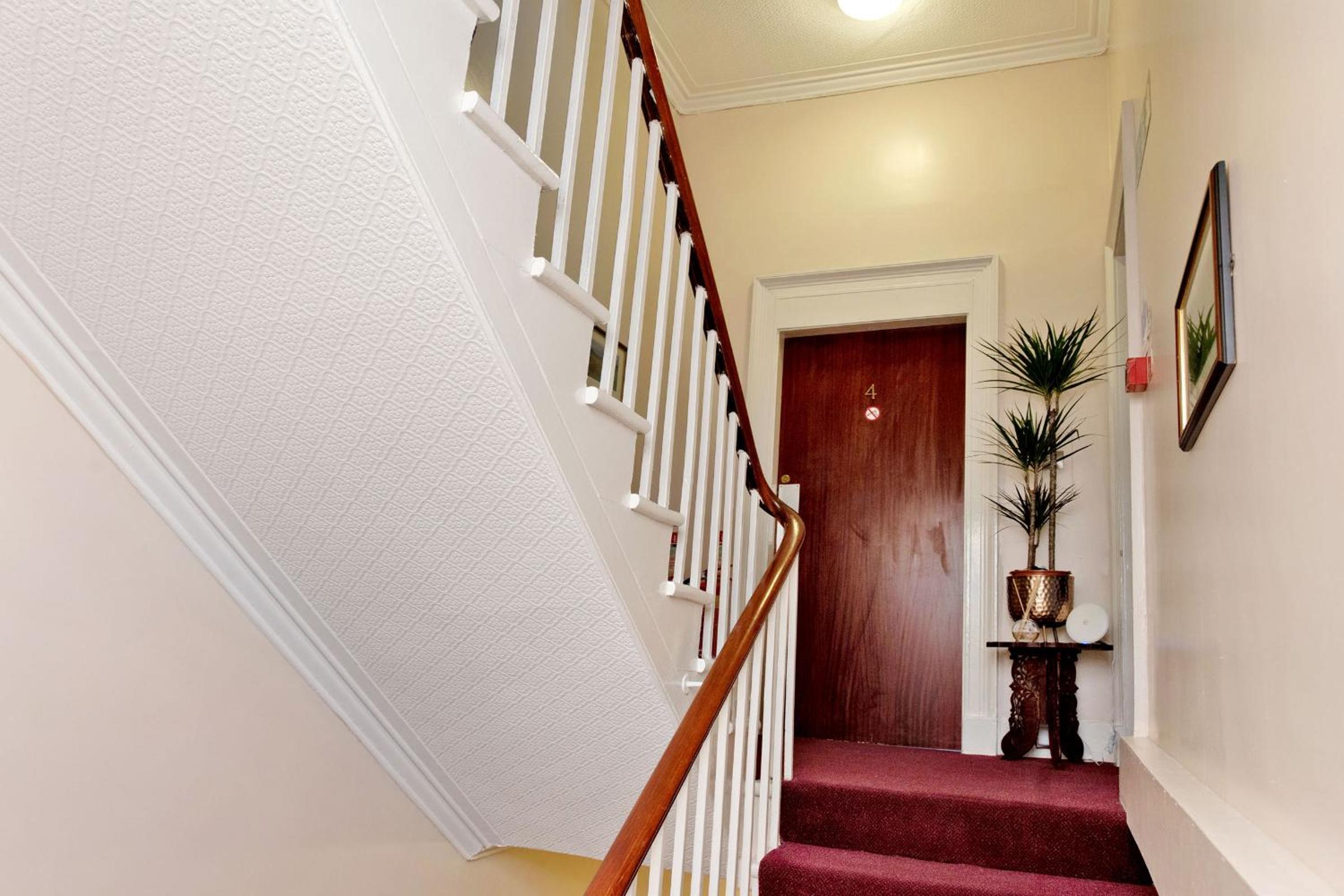 Luxurious Aberdeen Retreat Sleeps 21 & parking view 4
