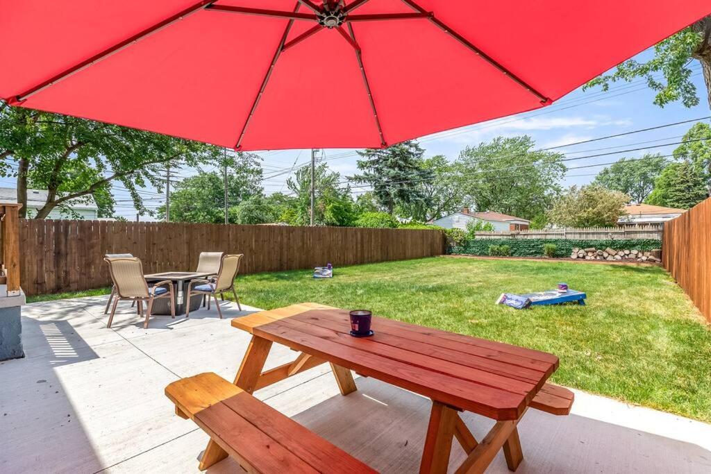 4 Bedroom Bungalow in the - Heart of Metro Detroit view 2