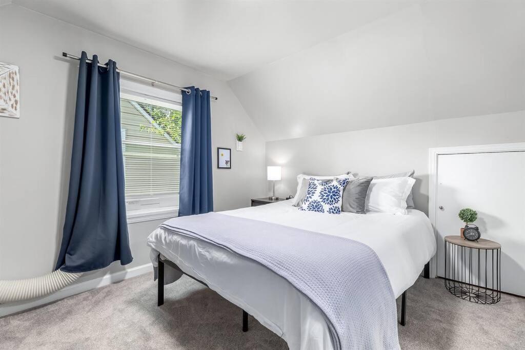 4 Bedroom Bungalow in the - Heart of Metro Detroit view 5