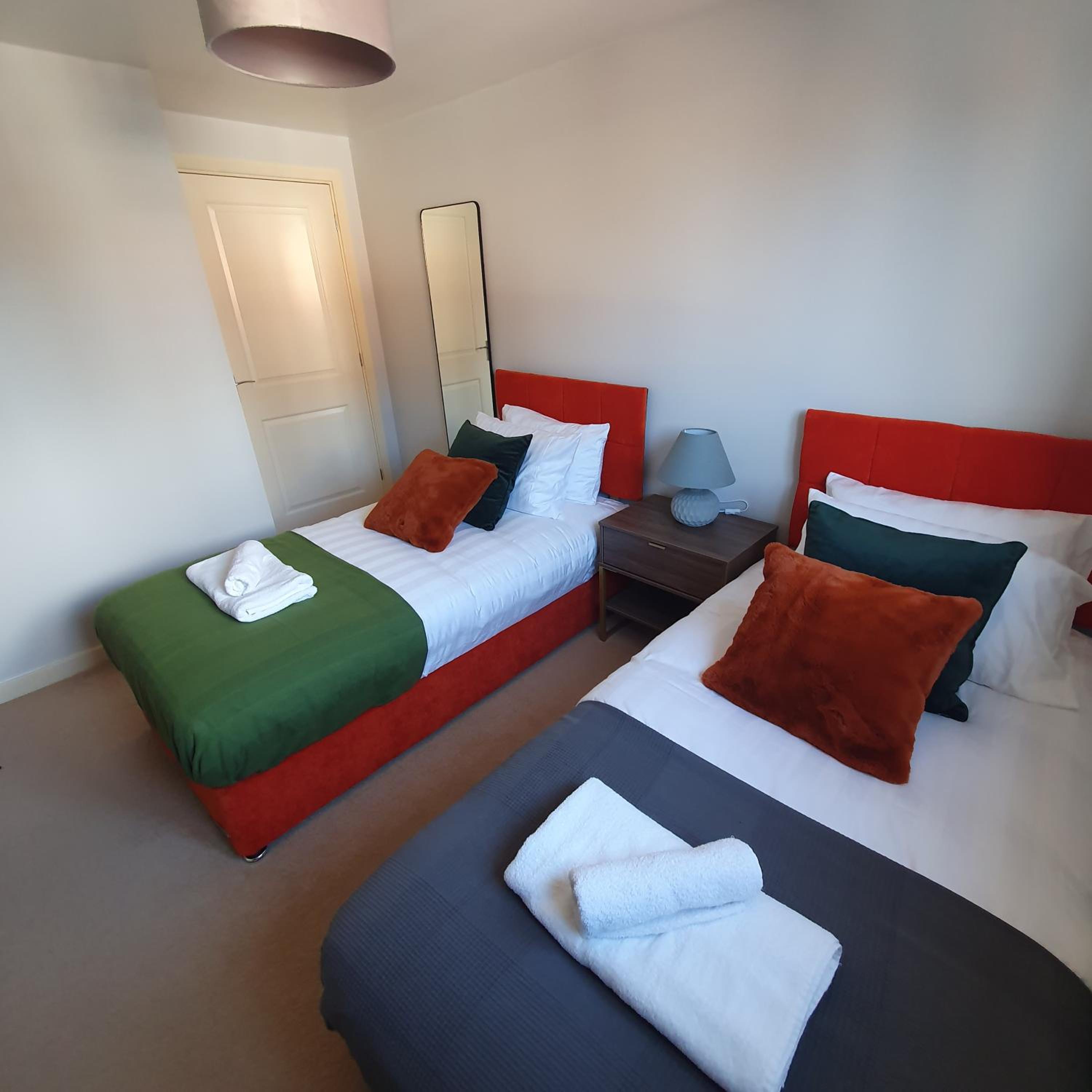 Detached 2 Bedroom Coach House with Private Garage Parking Swindon view 2