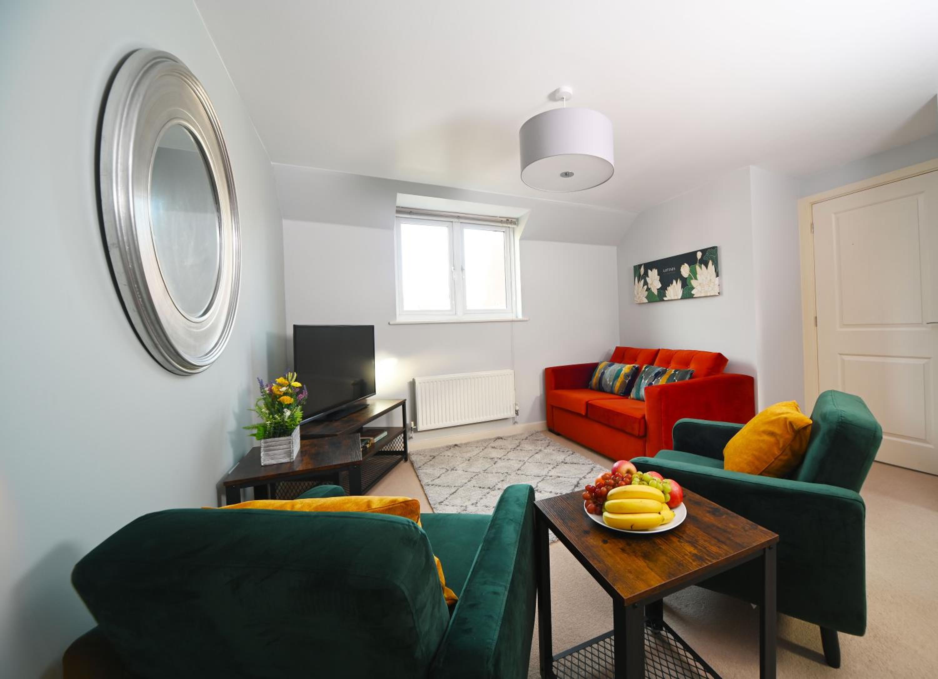 Detached 2 Bedroom Coach House with Private Garage Parking Swindon view 4