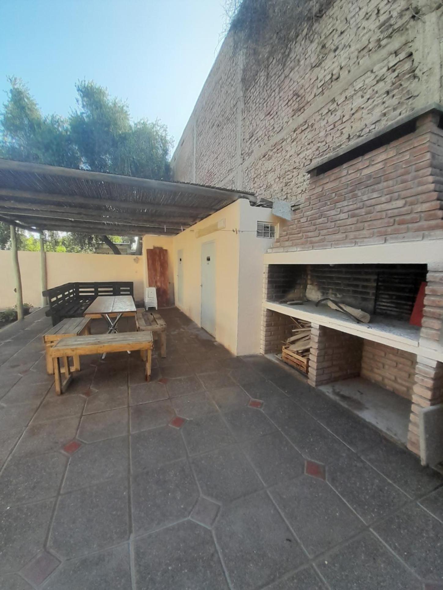 Casa con piscina y parrillero