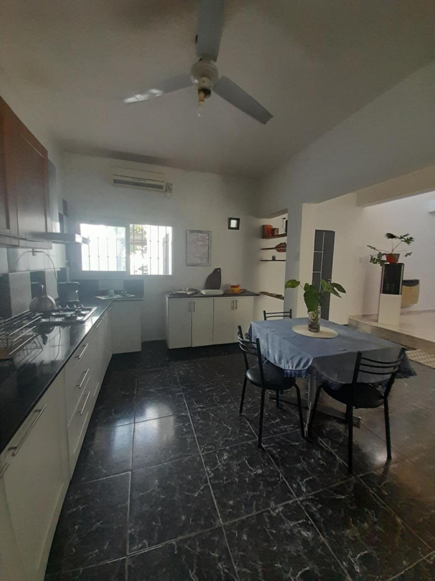 Casa con piscina y parrillero