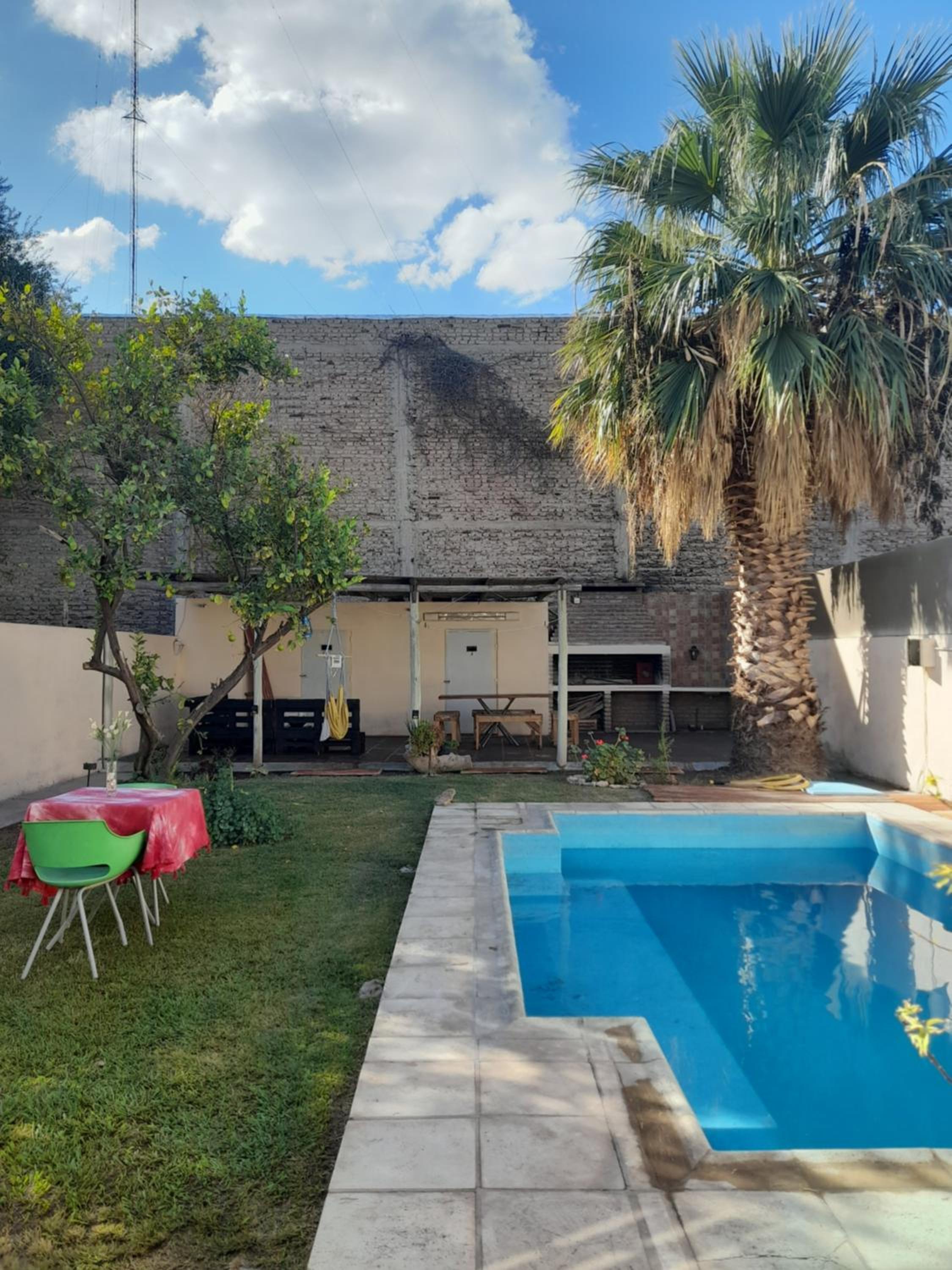 Casa con piscina y parrillero