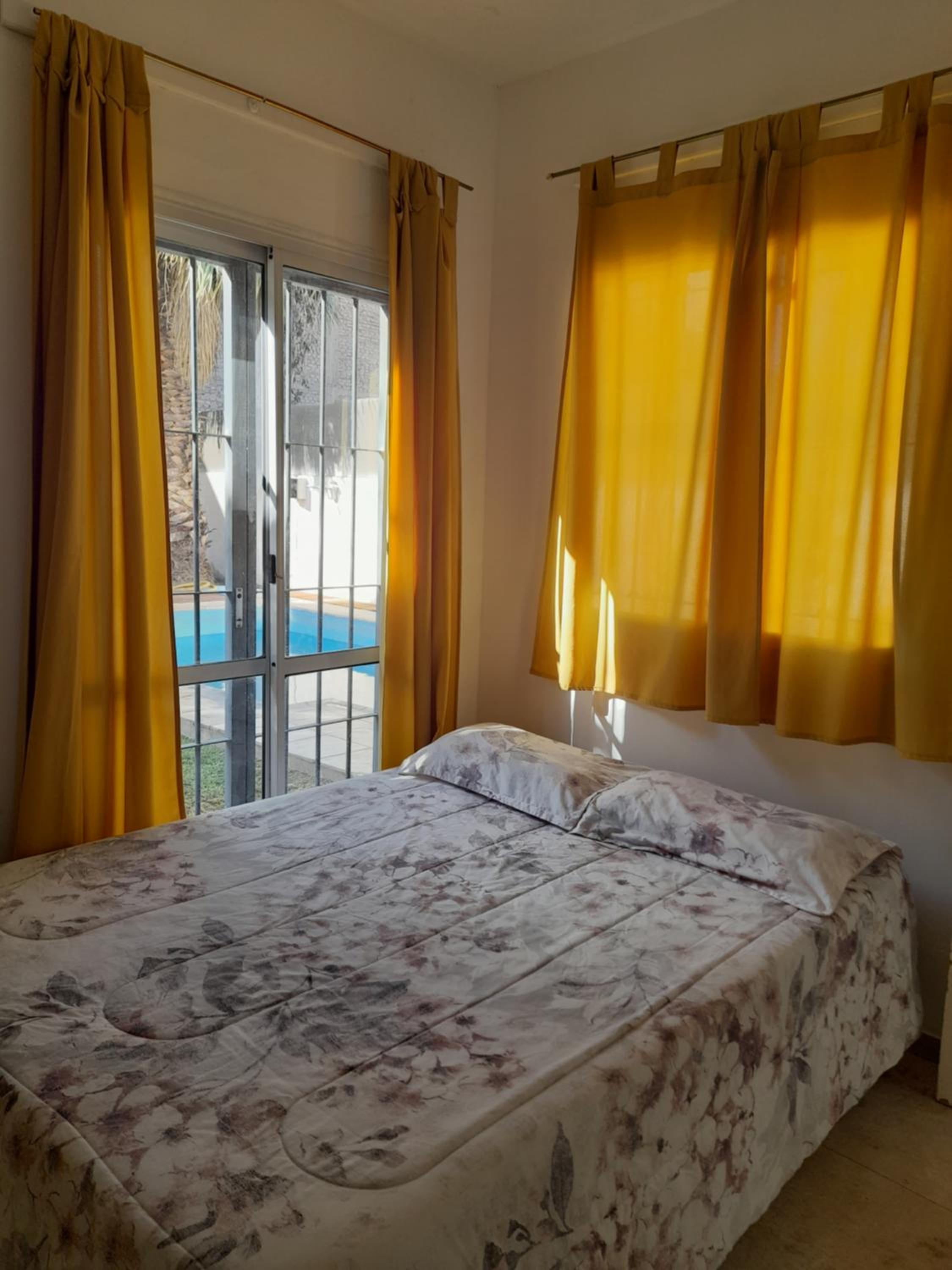 Casa con piscina y parrillero