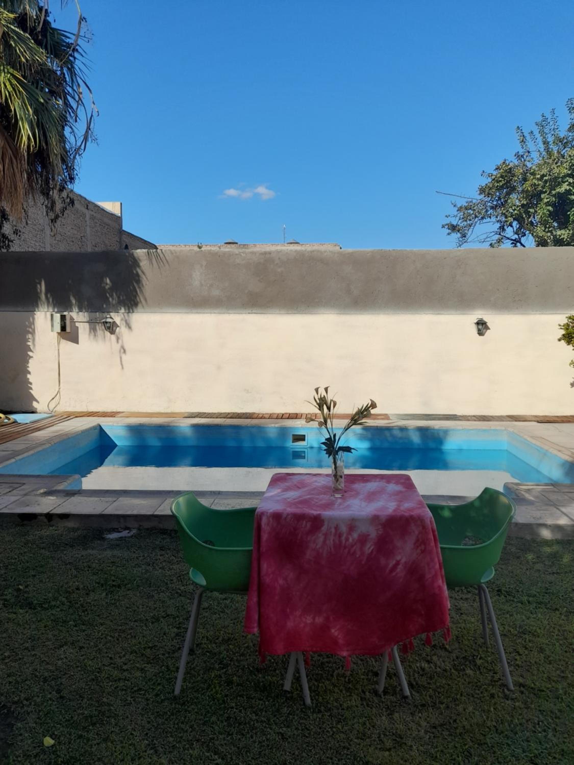 Casa con piscina y parrillero