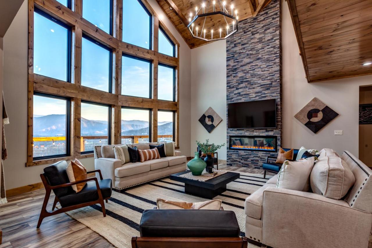 Piney Estate Hot Tub Game Theater Room