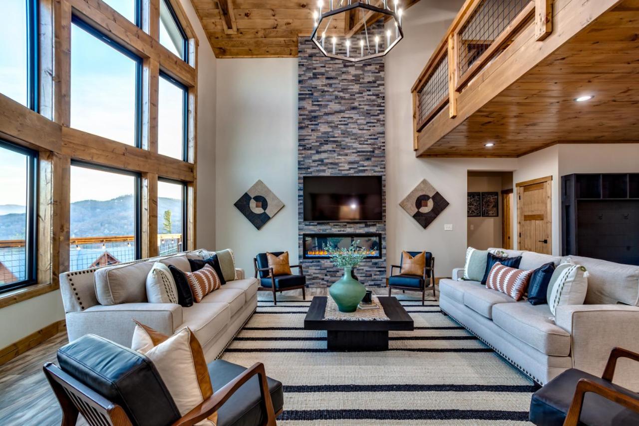Piney Estate Hot Tub Game Theater Room