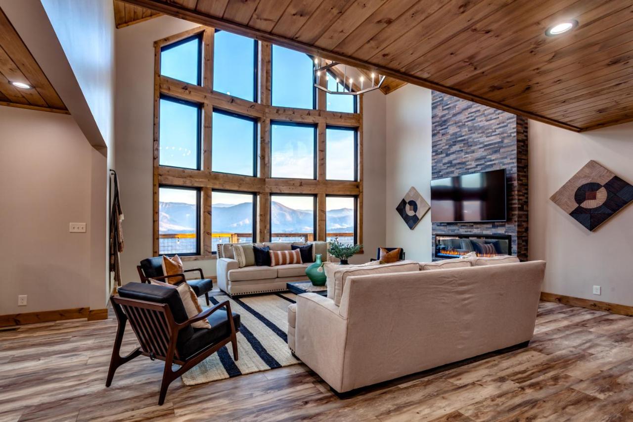 Piney Estate Hot Tub Game Theater Room