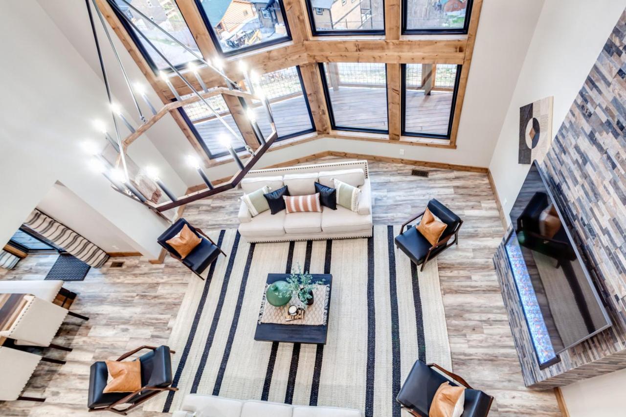 Piney Estate Hot Tub Game Theater Room