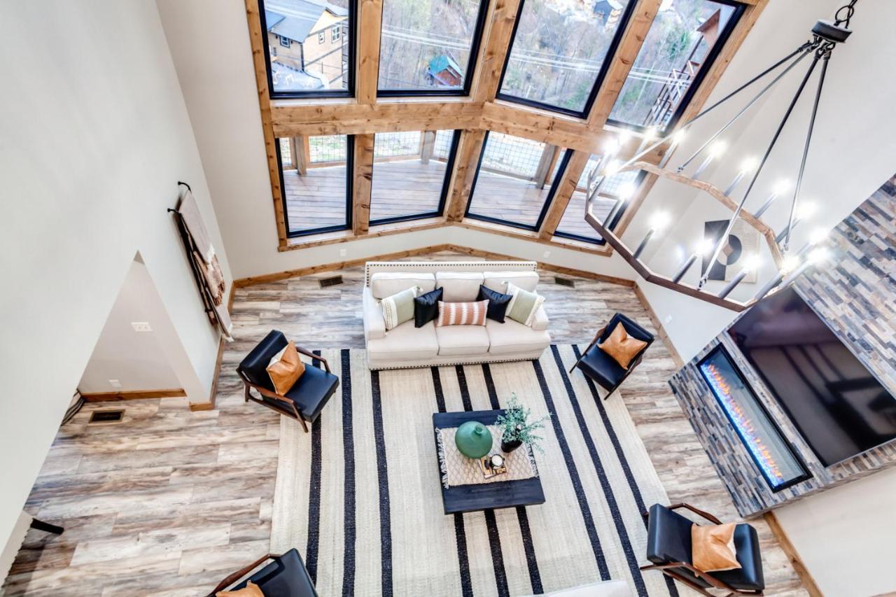 Piney Estate Hot Tub Game Theater Room