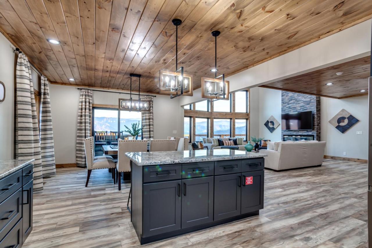 Piney Estate Hot Tub Game Theater Room