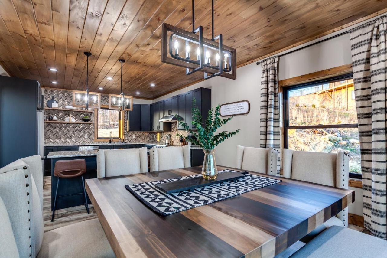Piney Estate Hot Tub Game Theater Room