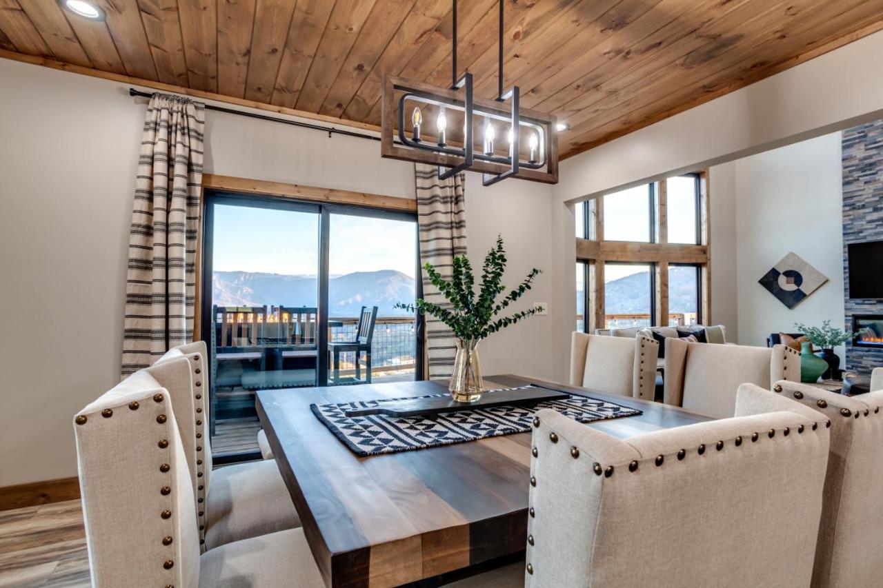 Piney Estate Hot Tub Game Theater Room