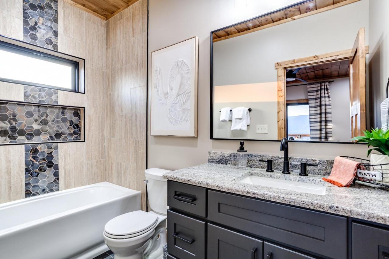 Piney Estate Hot Tub Game Theater Room