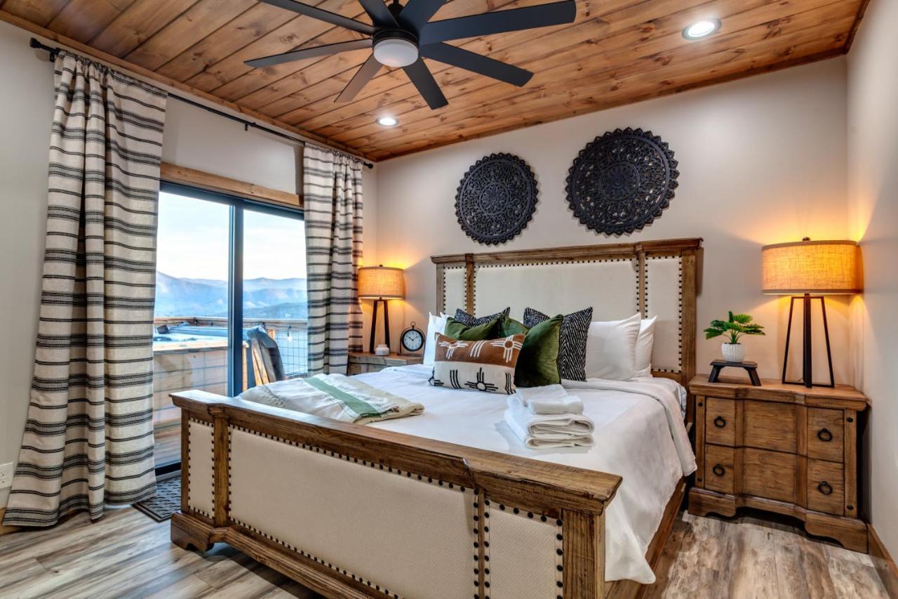 Piney Estate Hot Tub Game Theater Room