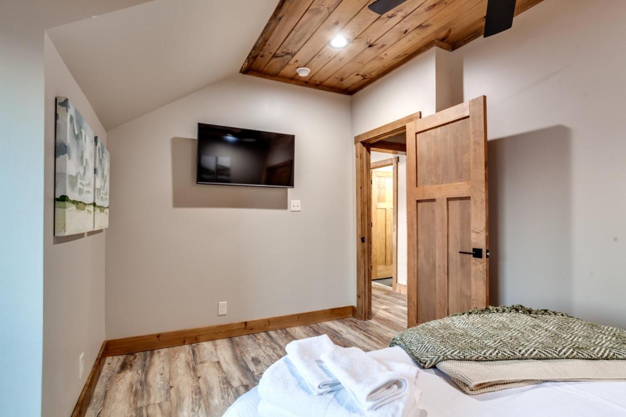 Piney Estate Hot Tub Game Theater Room