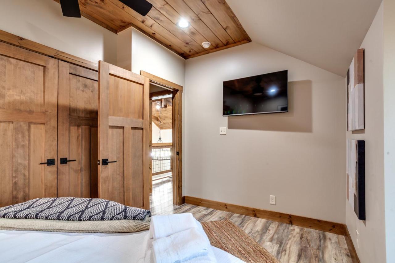 Piney Estate Hot Tub Game Theater Room