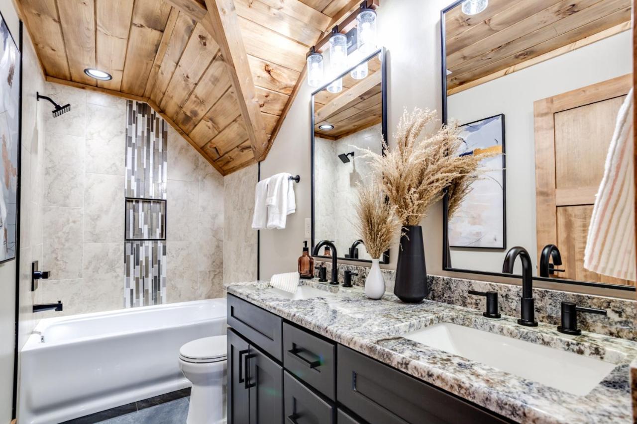 Piney Estate Hot Tub Game Theater Room
