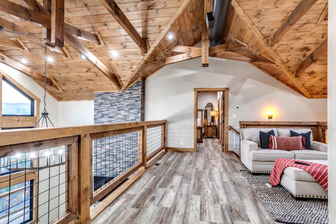 Piney Estate Hot Tub Game Theater Room