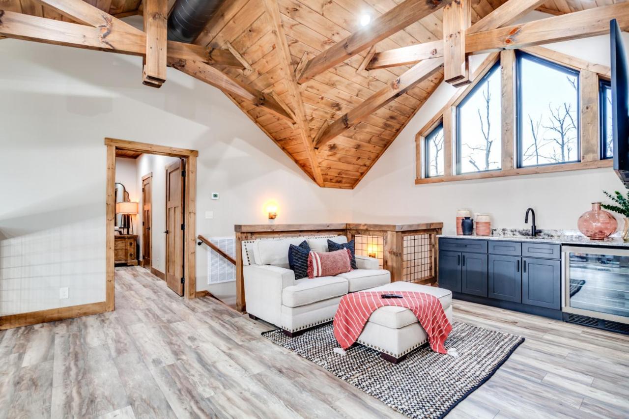 Piney Estate Hot Tub Game Theater Room