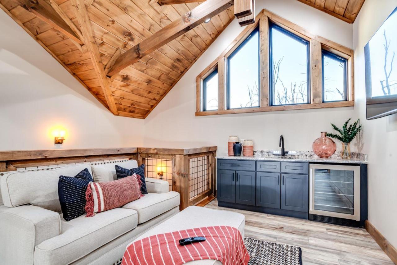Piney Estate Hot Tub Game Theater Room