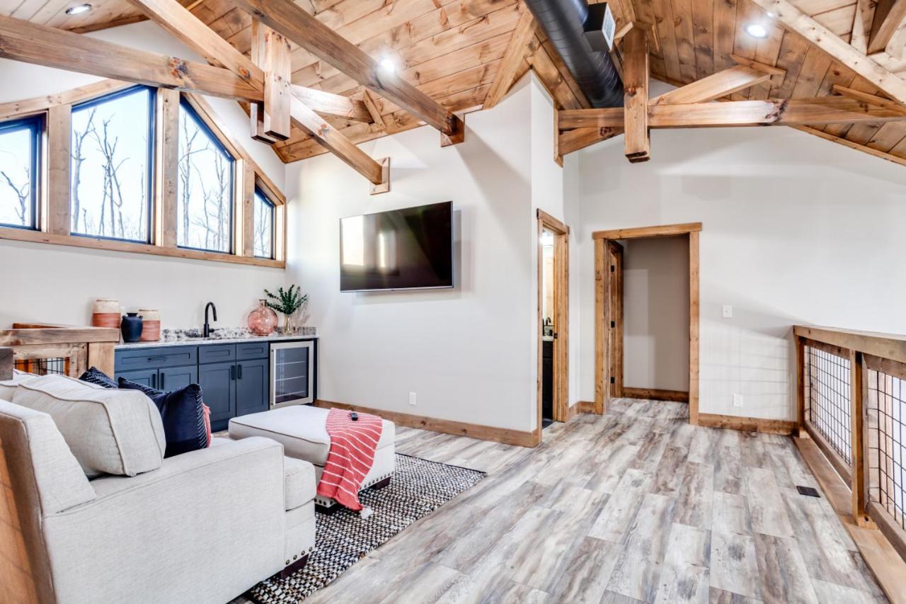 Piney Estate Hot Tub Game Theater Room