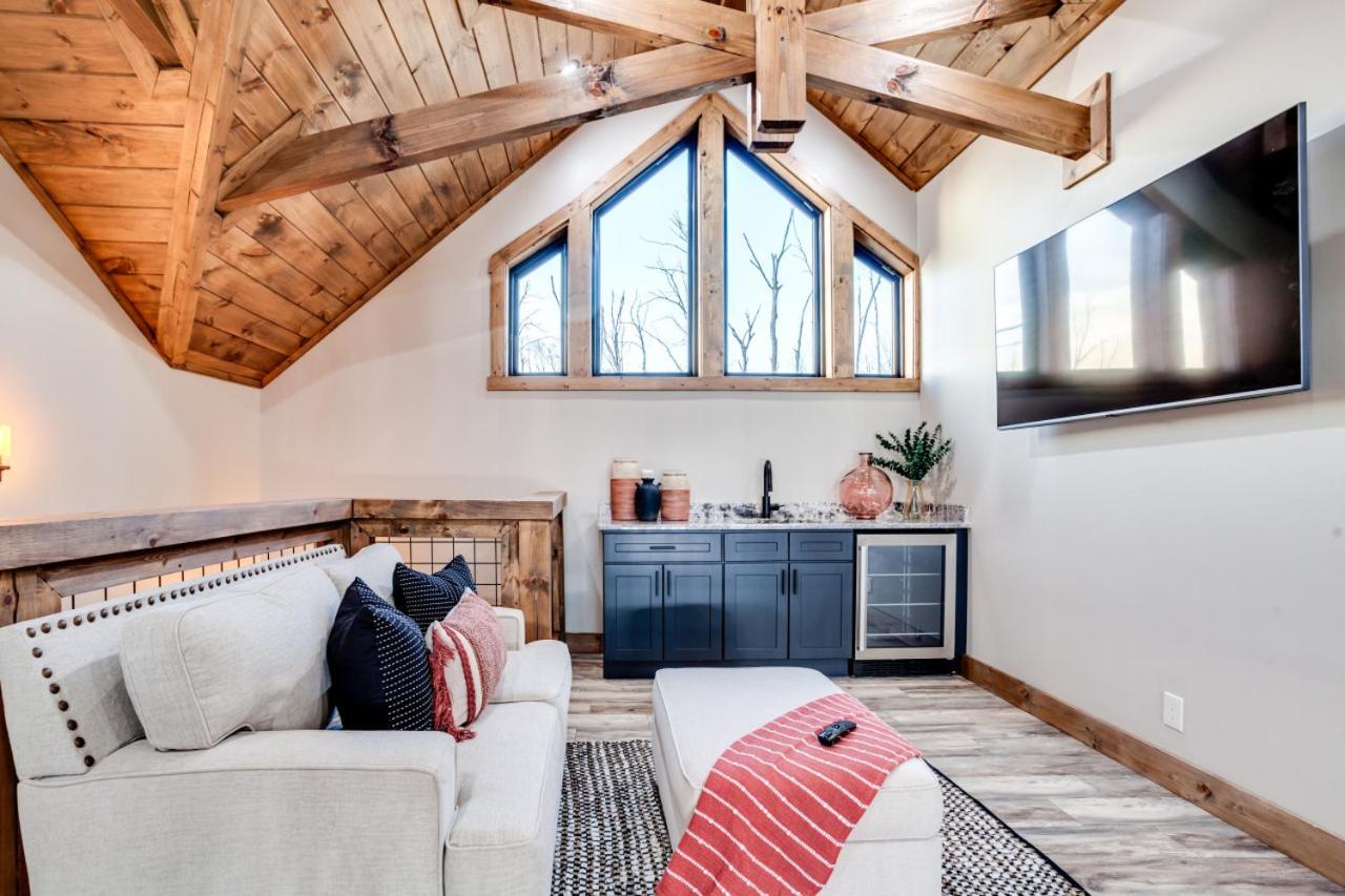 Piney Estate Hot Tub Game Theater Room