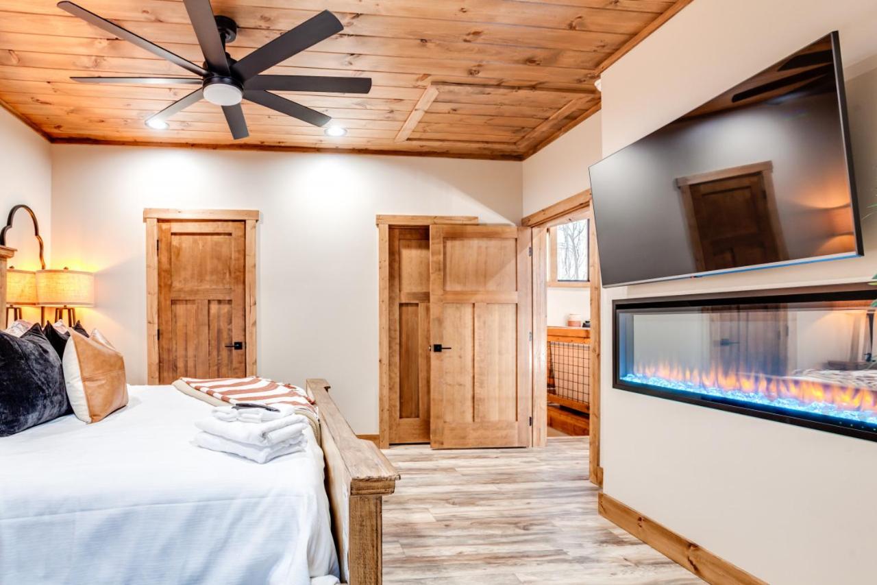 Piney Estate Hot Tub Game Theater Room