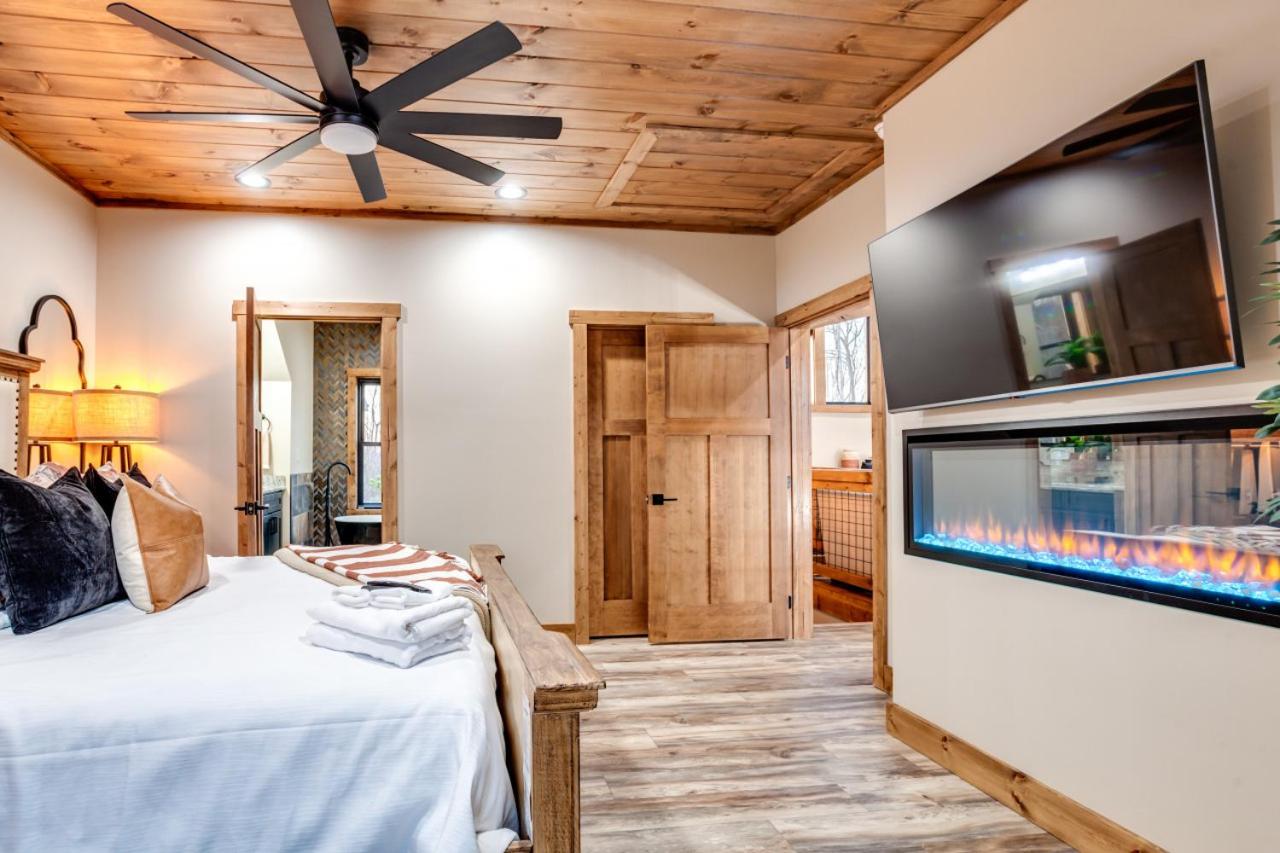 Piney Estate Hot Tub Game Theater Room
