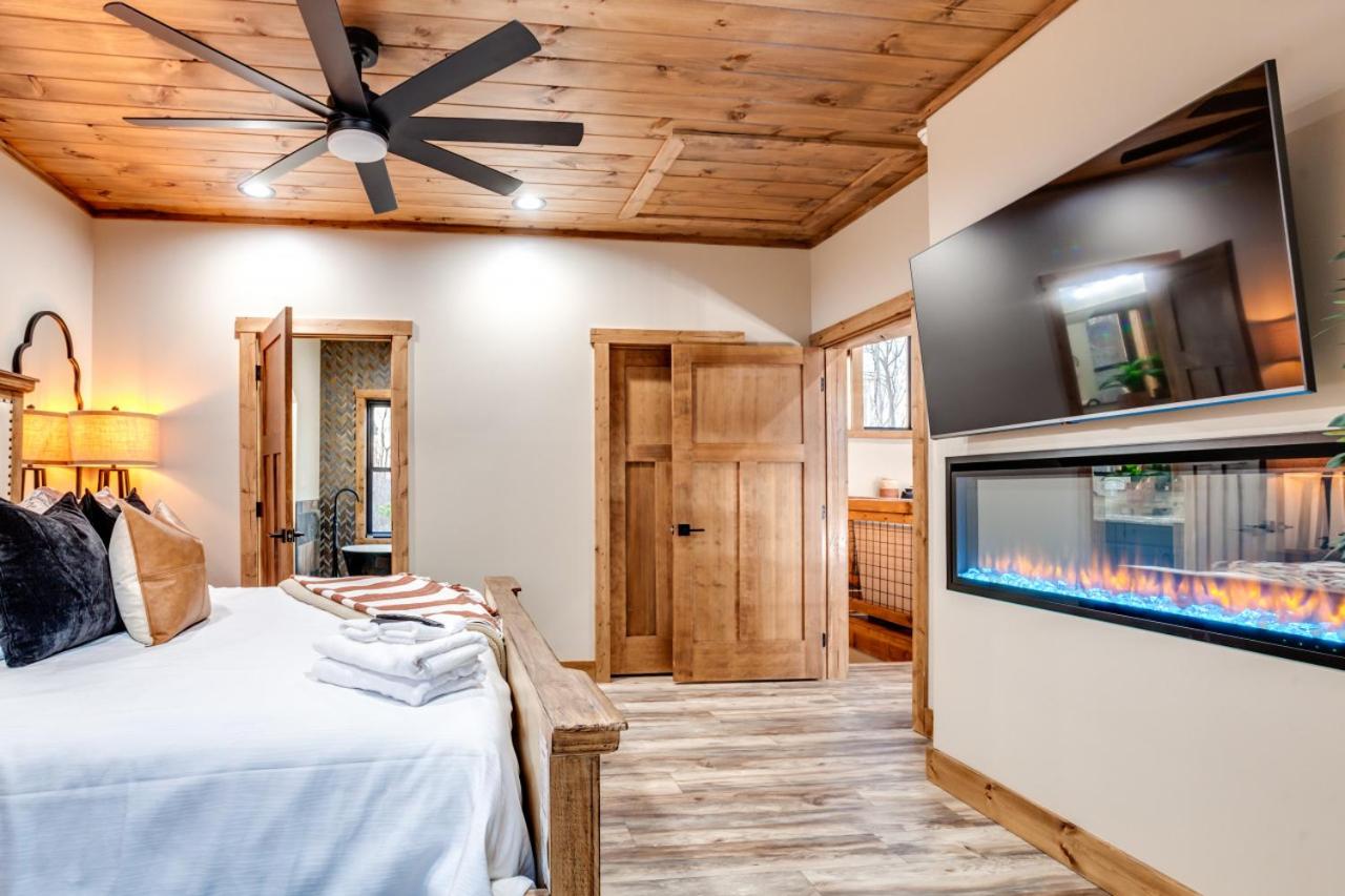 Piney Estate Hot Tub Game Theater Room