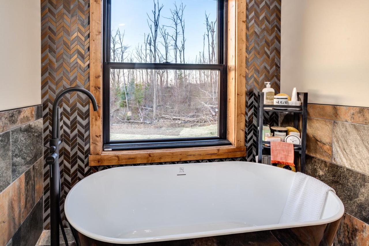 Piney Estate Hot Tub Game Theater Room