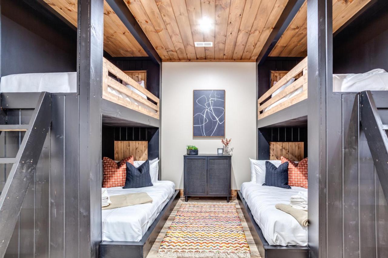 Piney Estate Hot Tub Game Theater Room