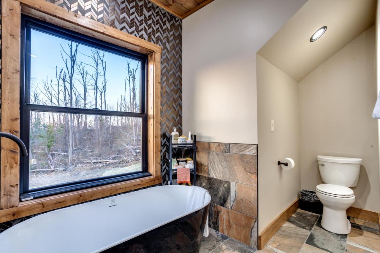 Piney Estate Hot Tub Game Theater Room