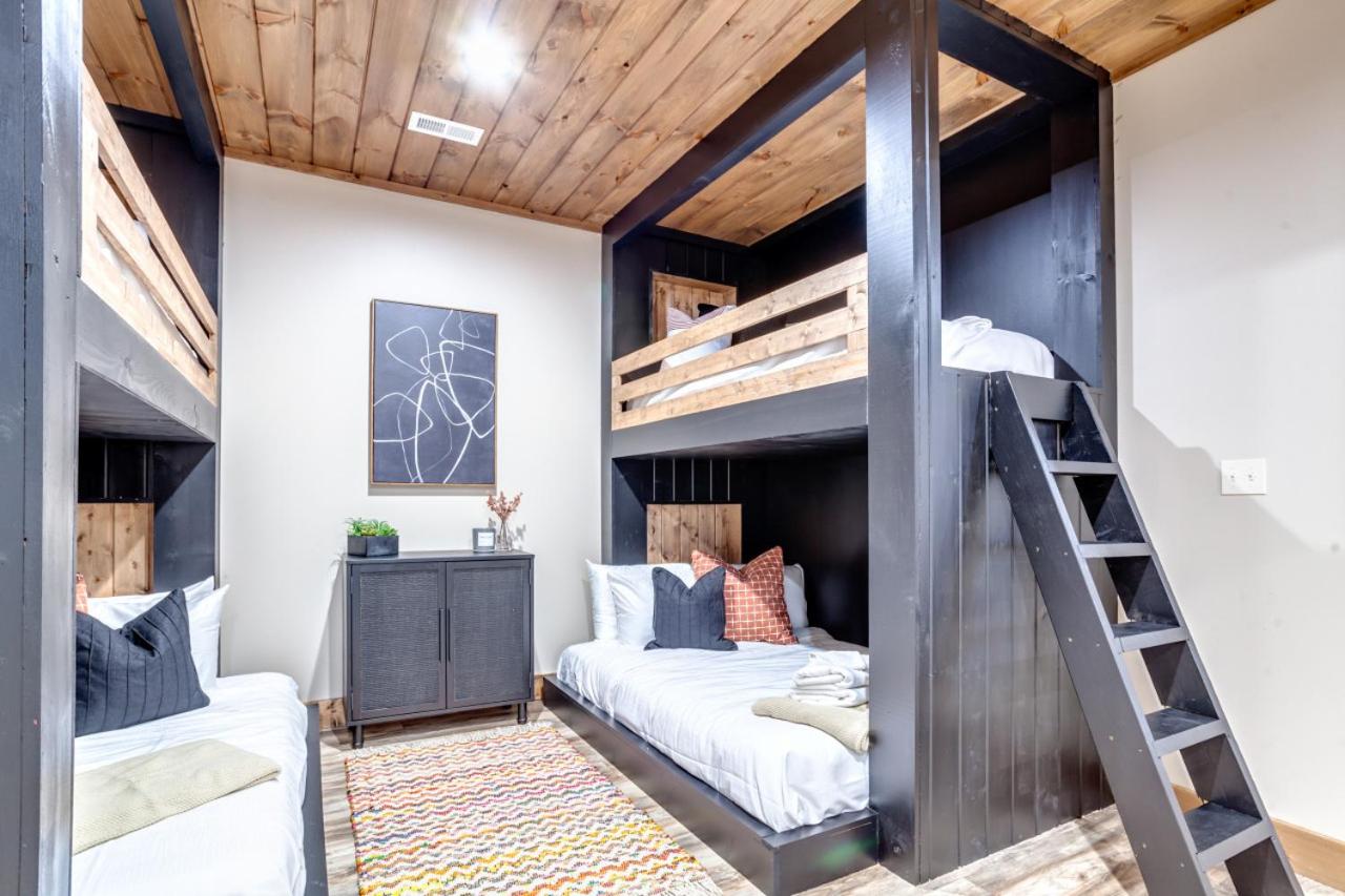 Piney Estate Hot Tub Game Theater Room
