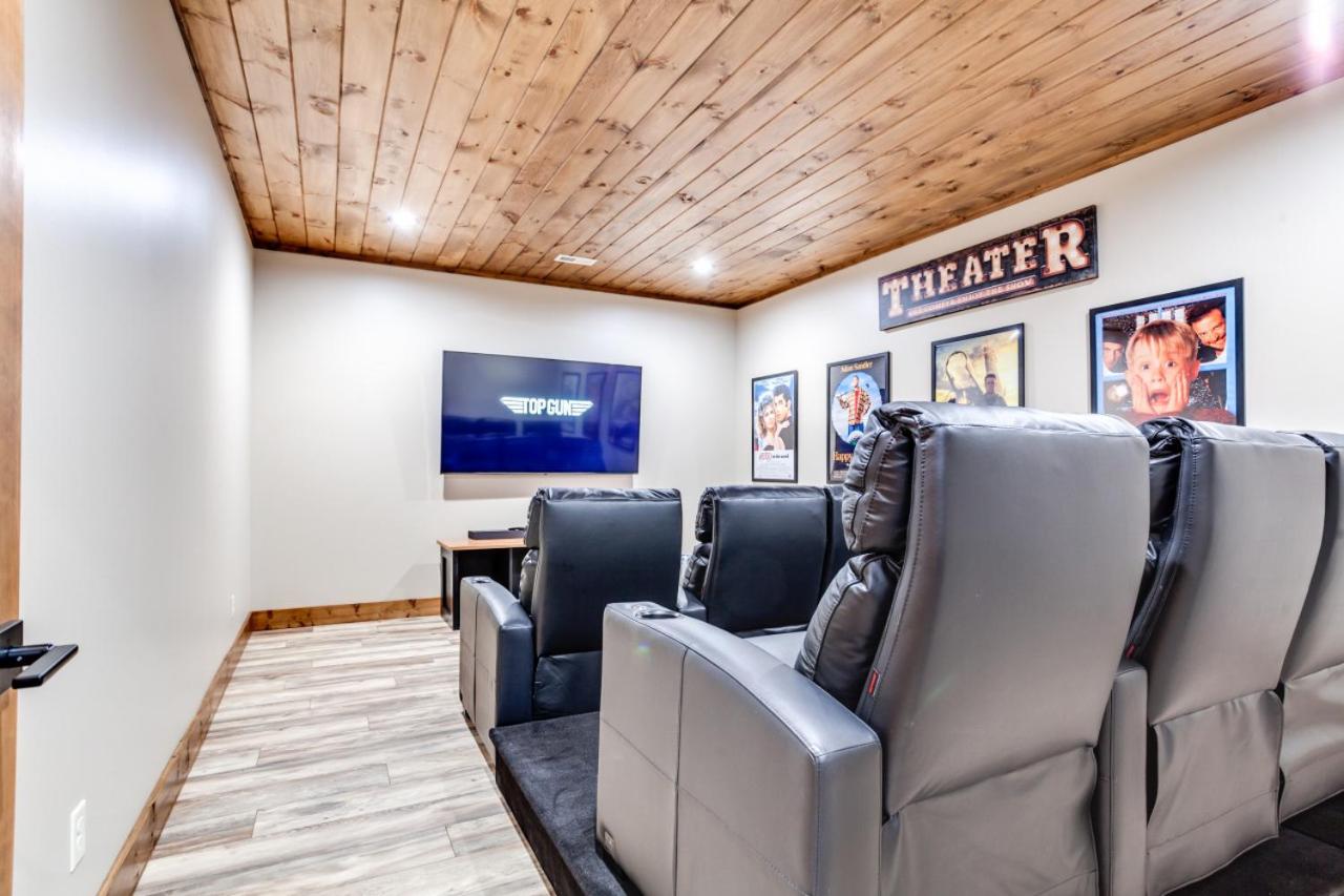 Piney Estate Hot Tub Game Theater Room