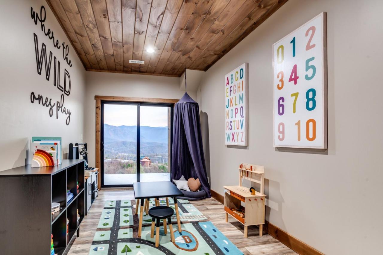 Piney Estate Hot Tub Game Theater Room