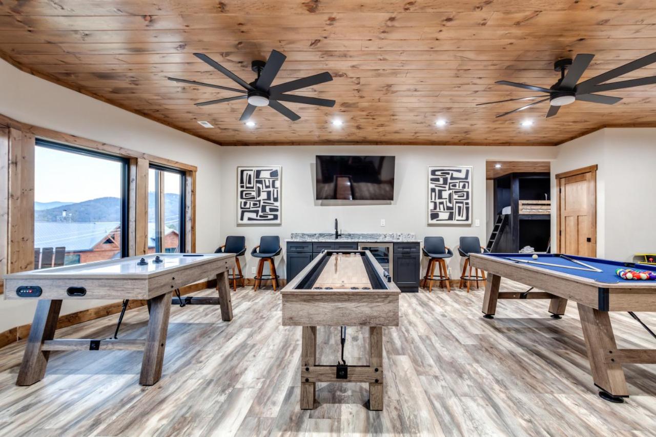 Piney Estate Hot Tub Game Theater Room