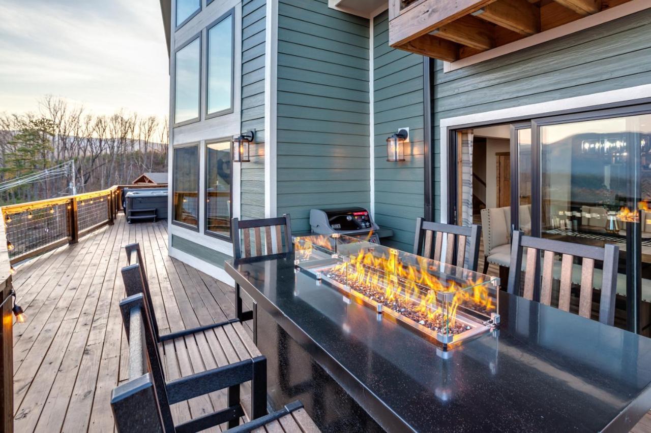 Piney Estate Hot Tub Game Theater Room
