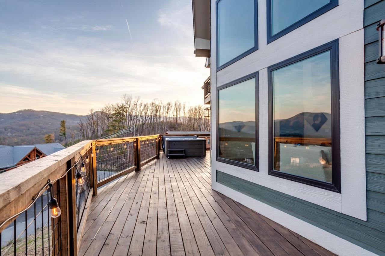 Piney Estate Hot Tub Game Theater Room