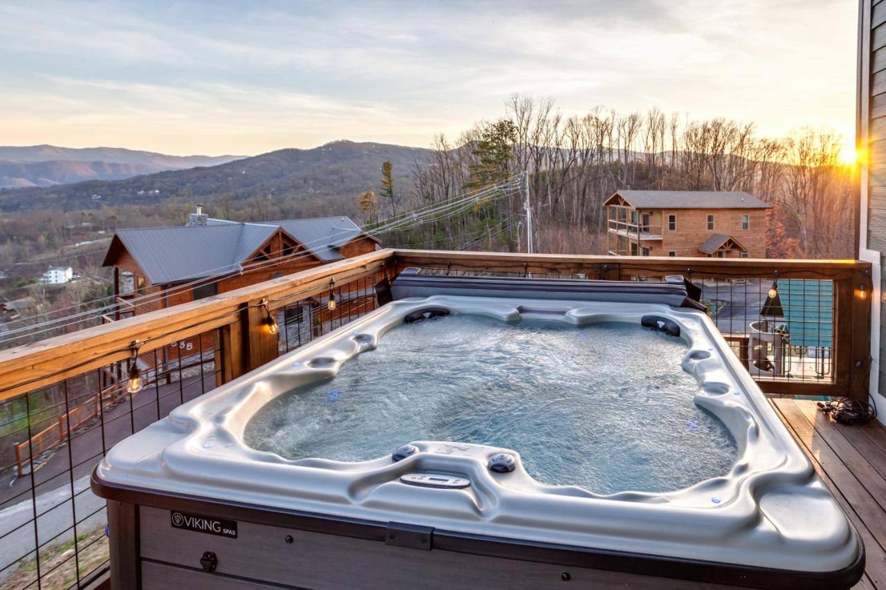Piney Estate Hot Tub Game Theater Room