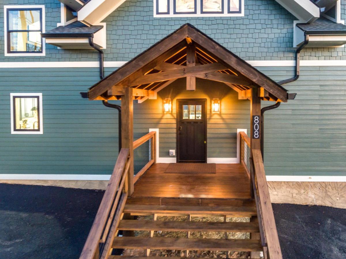 Piney Estate Hot Tub Game Theater Room