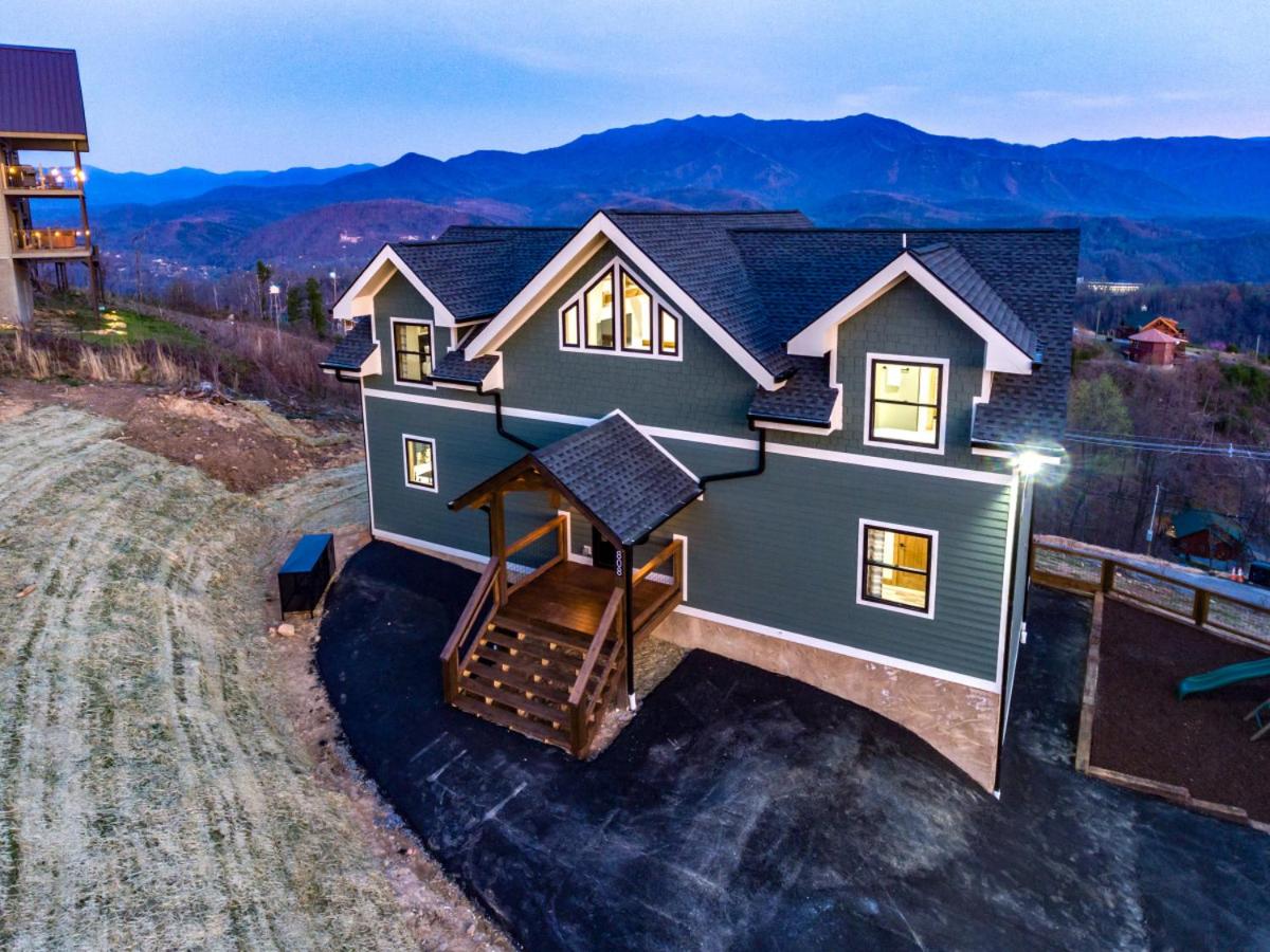 Piney Estate Hot Tub Game Theater Room