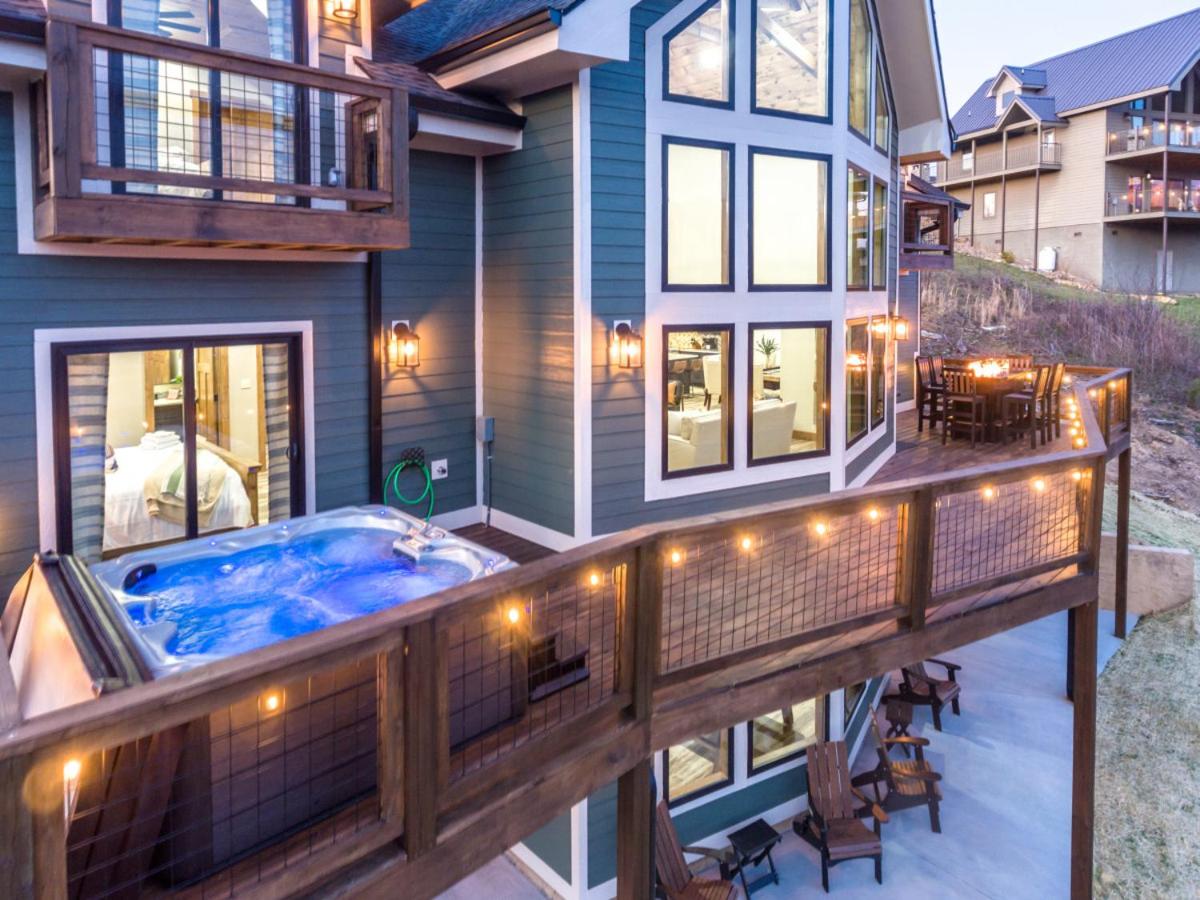 Piney Estate Hot Tub Game Theater Room