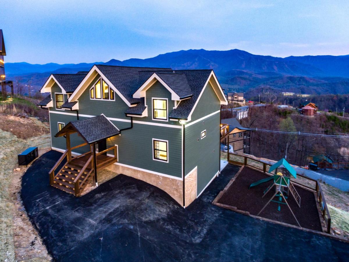 Piney Estate Hot Tub Game Theater Room