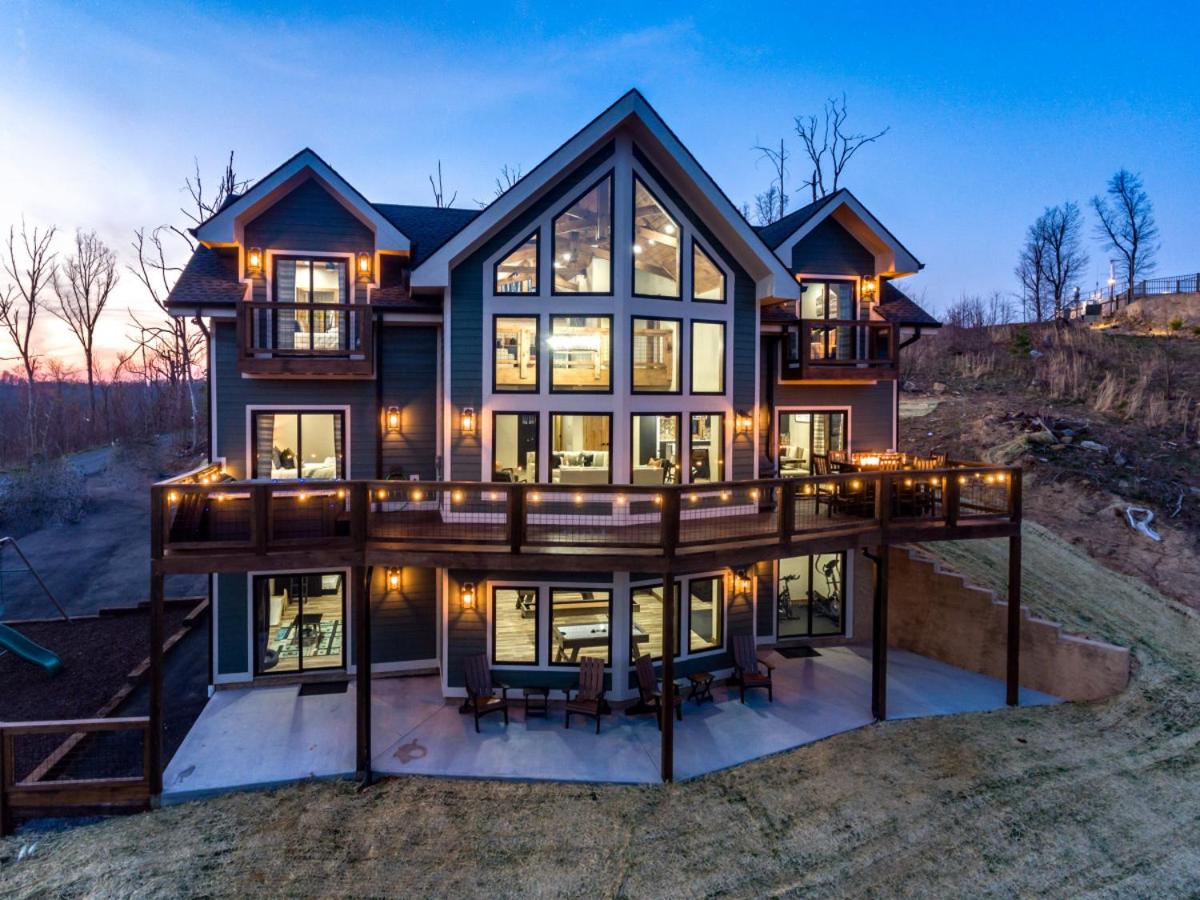 Piney Estate Hot Tub Game Theater Room